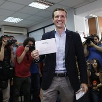 Pablo Casado votando el presidente del PP junto a su mujer Isabel Torres