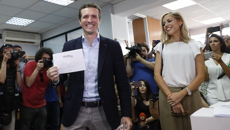 Pablo Casado votando el presidente del PP junto a su mujer Isabel Torres