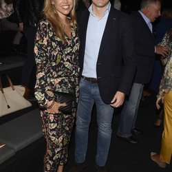 Pablo Casado e Isabel Torres en el desfile de Alianto en MMBFW