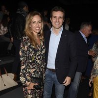 Pablo Casado e Isabel Torres en el desfile de Alianto en MMBFW