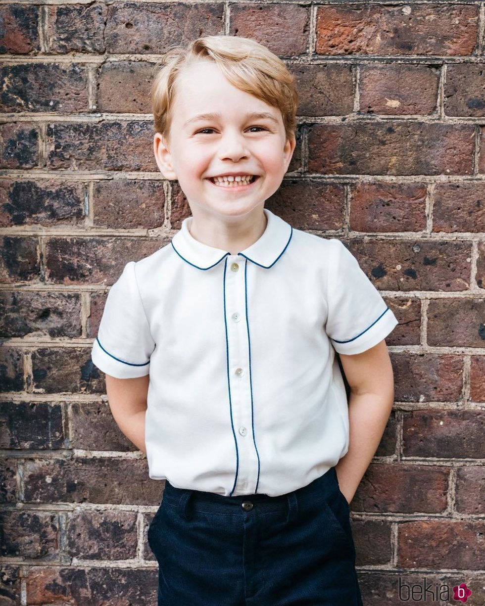 El Príncipe Jorge muy sonriente en la fotografía oficial de su quinto cumpleaños