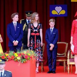 Matilde de Bélgica y sus hijos muy concentrados en uno de los actos del Día Nacional