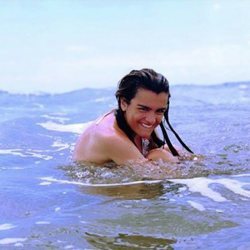 Amaia Romero posa muy sonriente durante un día de playa