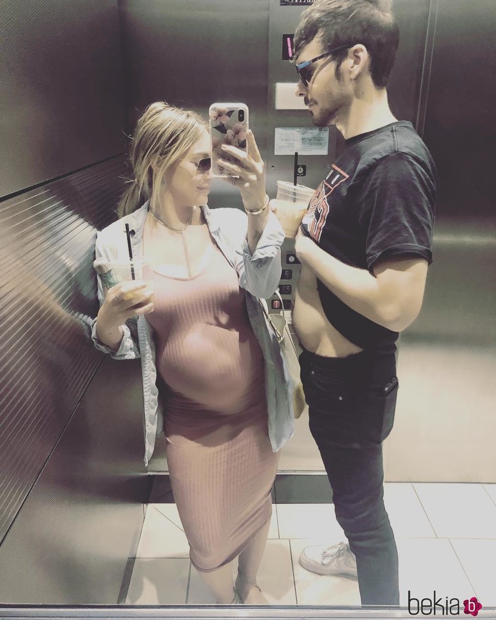 Hilary Duff posa junto con su novio mientras enseña su tripa de embarazada