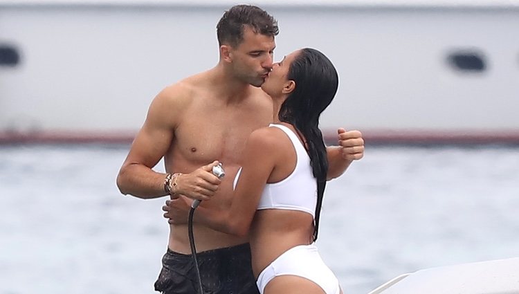 Nicole Scherzinger y Grigor Dimitrov dándose un romántico beso