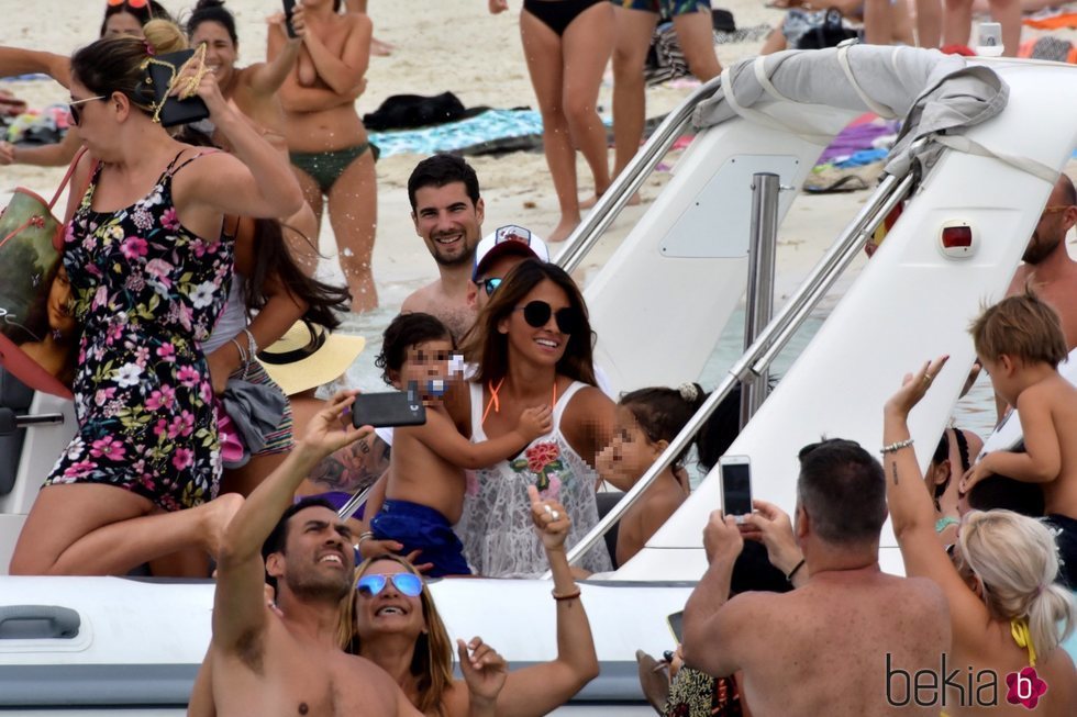 Antonella Roccuzzo junto a sus dos hijos en Formentera ante la presión de los curiosos