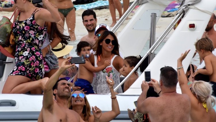 Antonella Roccuzzo junto a sus dos hijos en Formentera ante la presión de los curiosos