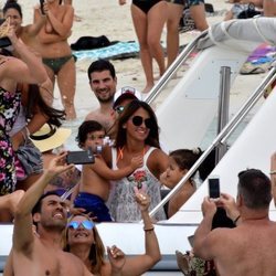 Antonella Roccuzzo junto a sus dos hijos en Formentera ante la presión de los curiosos