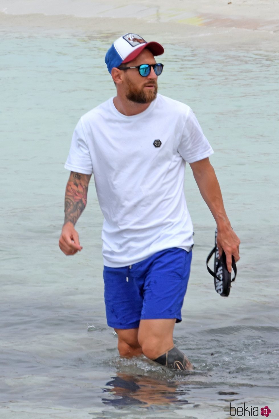 Leo Messi pasea por la playa durante sus vacaciones en Formentera