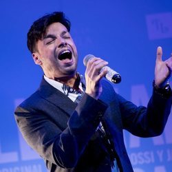 Paco Arrojo cantando en la presentación del musical 'La llamada'