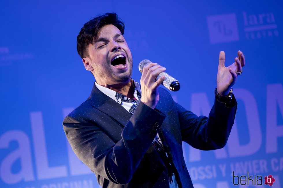 Paco Arrojo cantando en la presentación del musical 'La llamada'