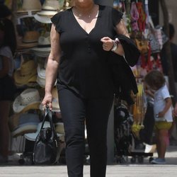 Terelu Campos paseando por Málaga después dos semanas después de su operación