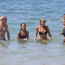 Ramón García y Patricia Cerezo disfrutan de una jornada en la playa de Cádiz junto a sus hijas