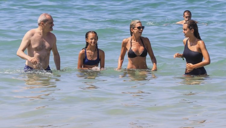 Ramón García y Patricia Cerezo disfrutan de una jornada en la playa de Cádiz junto a sus hijas