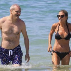 Ramon García y Patricia Cerezo muy sonrientes durante sus vacaciones en Cádiz