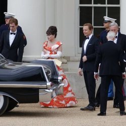 Helena Bonham Carter y Ben Daniels en el rodaje de la tercera temporada de 'The Crown'