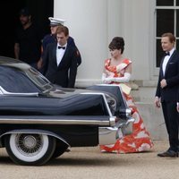 Helena Bonham Carter y Ben Daniels en el rodaje de la tercera temporada de 'The Crown'