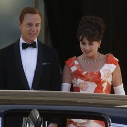 Helena Bonham Carter y Ben Daniels en el rodaje de 'The Crown' para Netflix