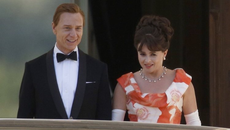 Helena Bonham Carter y Ben Daniels en el rodaje de 'The Crown' para Netflix