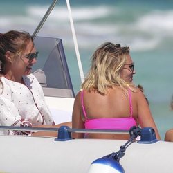 Tamara Ecclestone y Petra Ecclestone en Ibiza