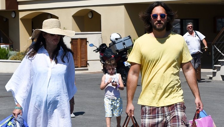 Carlota Casiraghi y Dimitri Rassam disfrutan de unas vacaciones en Saint Tropez junto a Raphaël Elmaleh