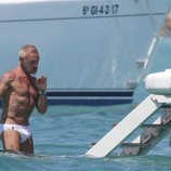 Gianluca Vacchi bailando en la playa de vacaciones en Formentera