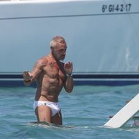 Gianluca Vacchi bailando en la playa de vacaciones en Formentera