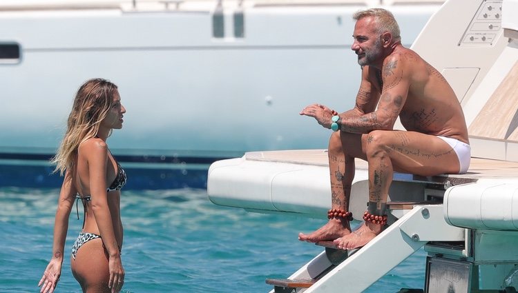 Gianluca Vacchi en su barco junto a una amiga en Formentera