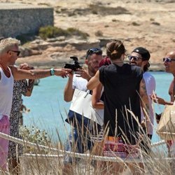 Gianluca Vacchi con unos amigos en Formentera