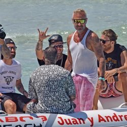 Gianluca Vacchi y sus amigos en una lancha en Formentera