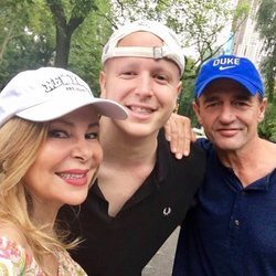 Primera fotografía de Álex Lequio, junto a sus padres, tras conocerse la enfermedad que padece