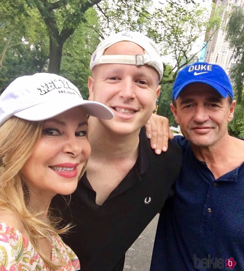 Primera fotografía de Álex Lequio, junto a sus padres, tras conocerse la enfermedad que padece