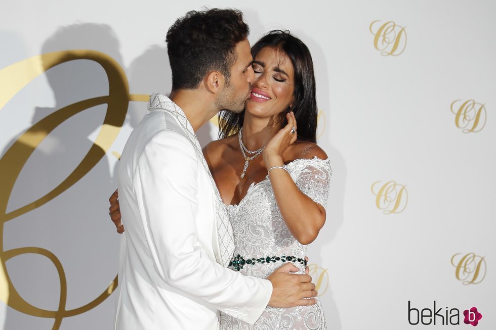 Cesc Fábregas y Daniella Semaan muy cariños en la fiesta de su postboda