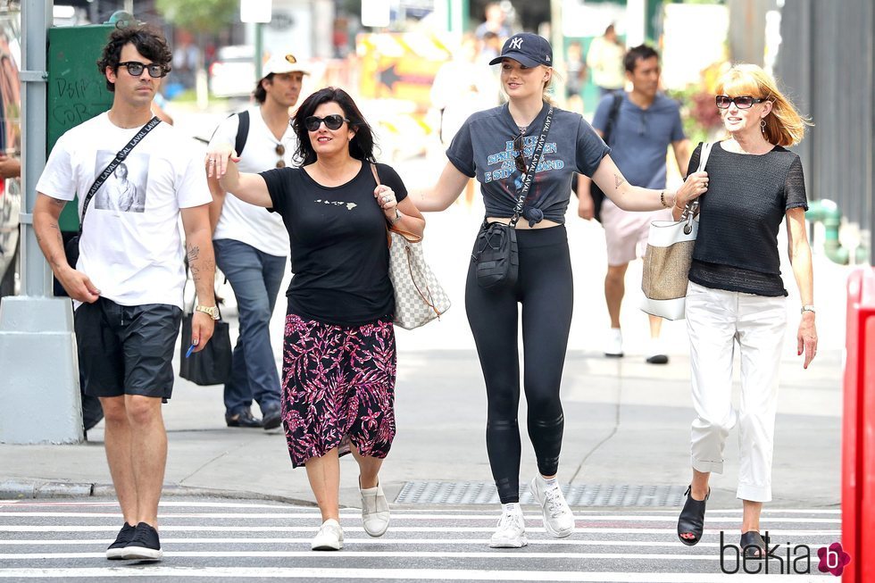 Joe Jonas y Sophie Turner con sus madres