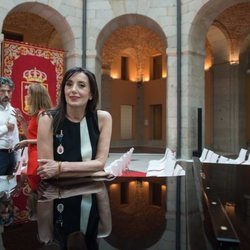 Luz Casal posando con la Medalla Internacional de las Artes