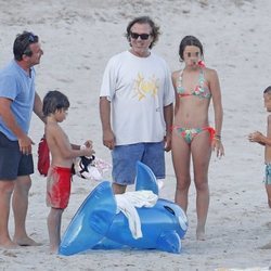 Pepe Navarro con sus dos hijos Layla y Darco y un amigo con su hijo en Ibiza