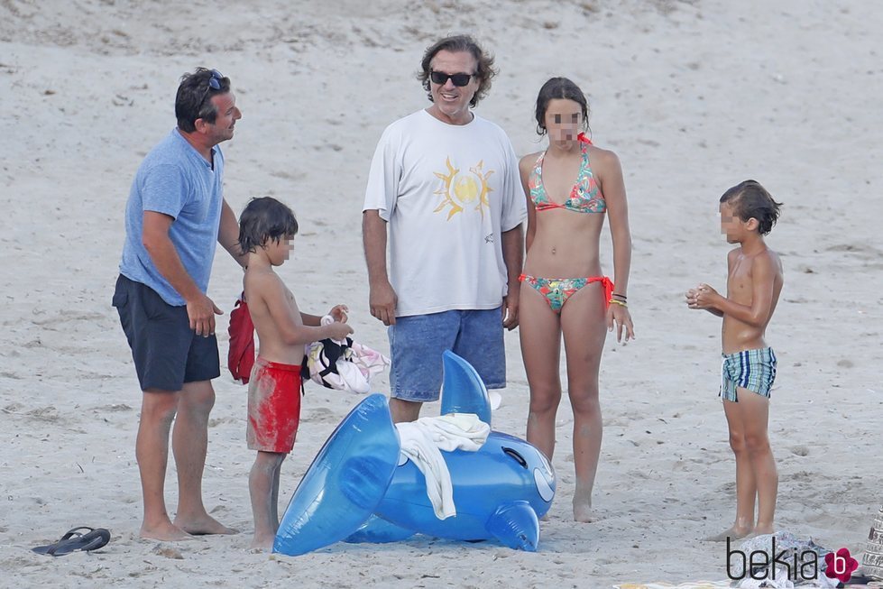 Pepe Navarro con sus dos hijos Layla y Darco y un amigo con su hijo en Ibiza