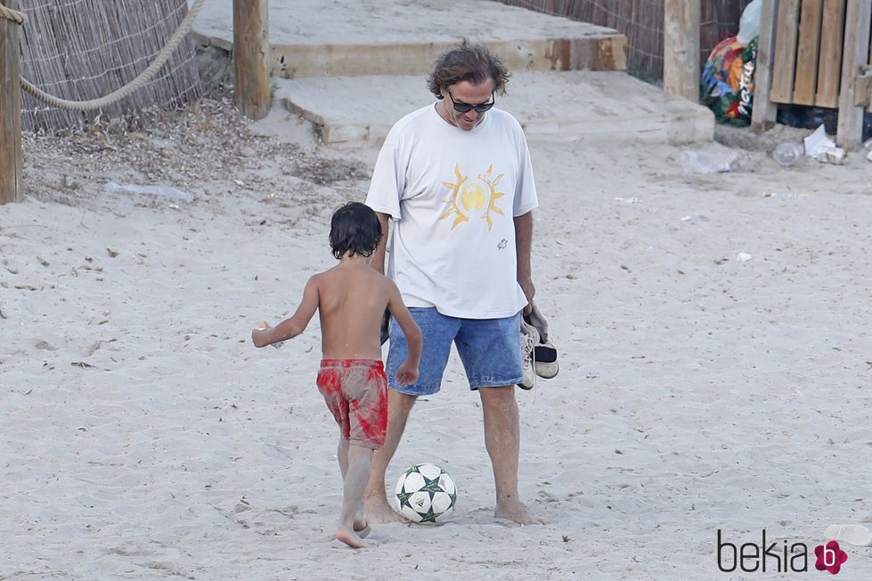 Pepe Navarro jugando al fútbol con su hijo Darco en la playa