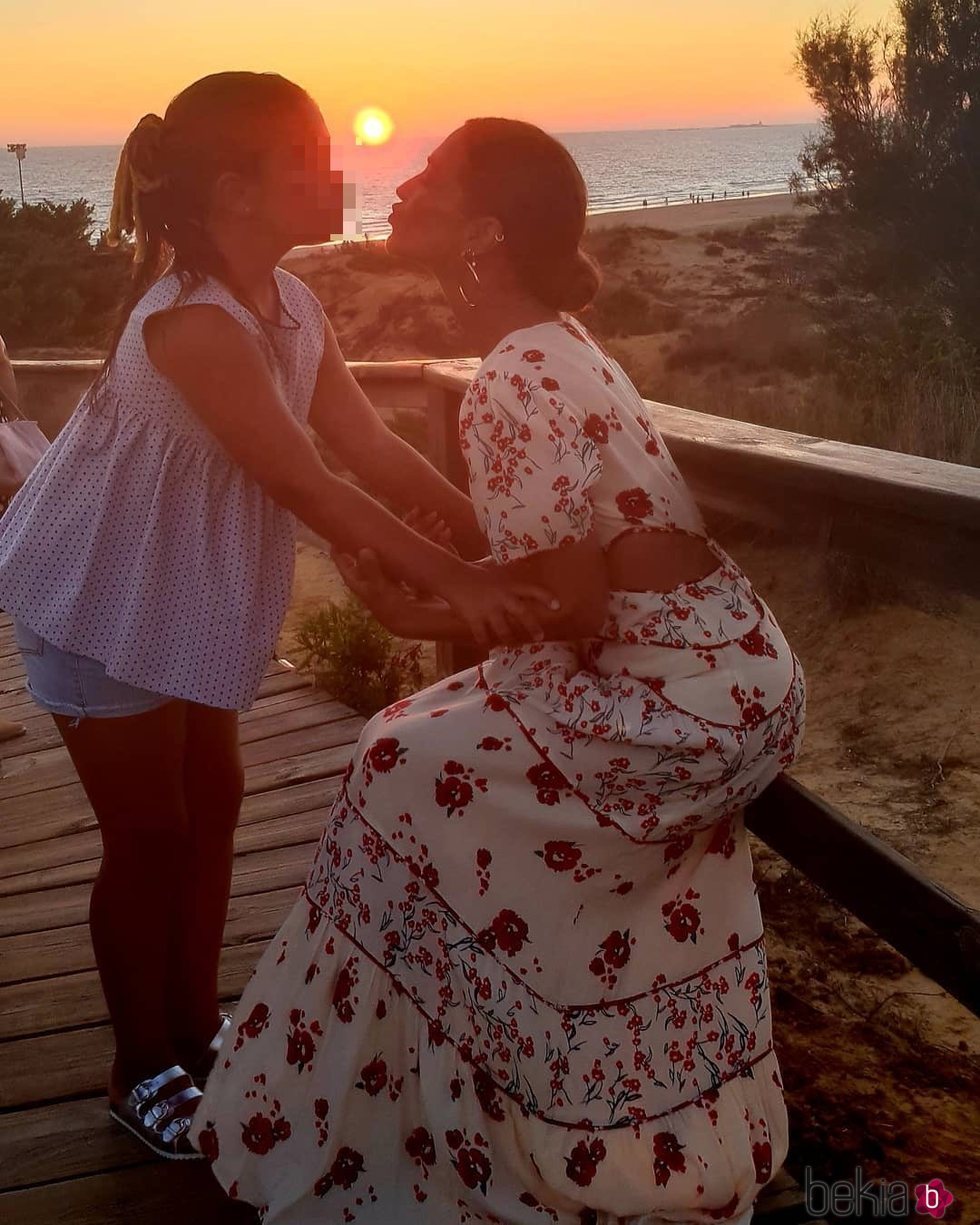 Paula Echevarría con Daniella durante sus vacaciones en Cadiz