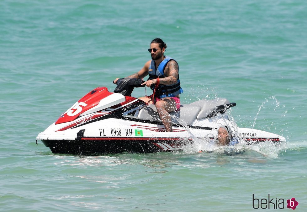 Maluma subido a una moto de agua en Miami