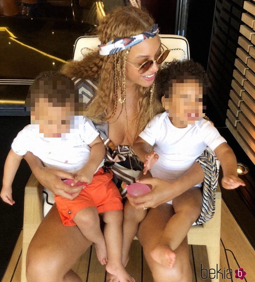 Beyoncé junto con sus gemelos durante sus vacaciones por Europa