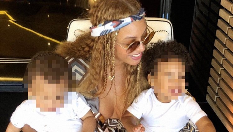 Beyoncé junto con sus gemelos durante sus vacaciones por Europa