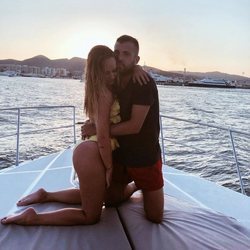 Jordi Alba y su novia, Romarey Ventura, en Formentera