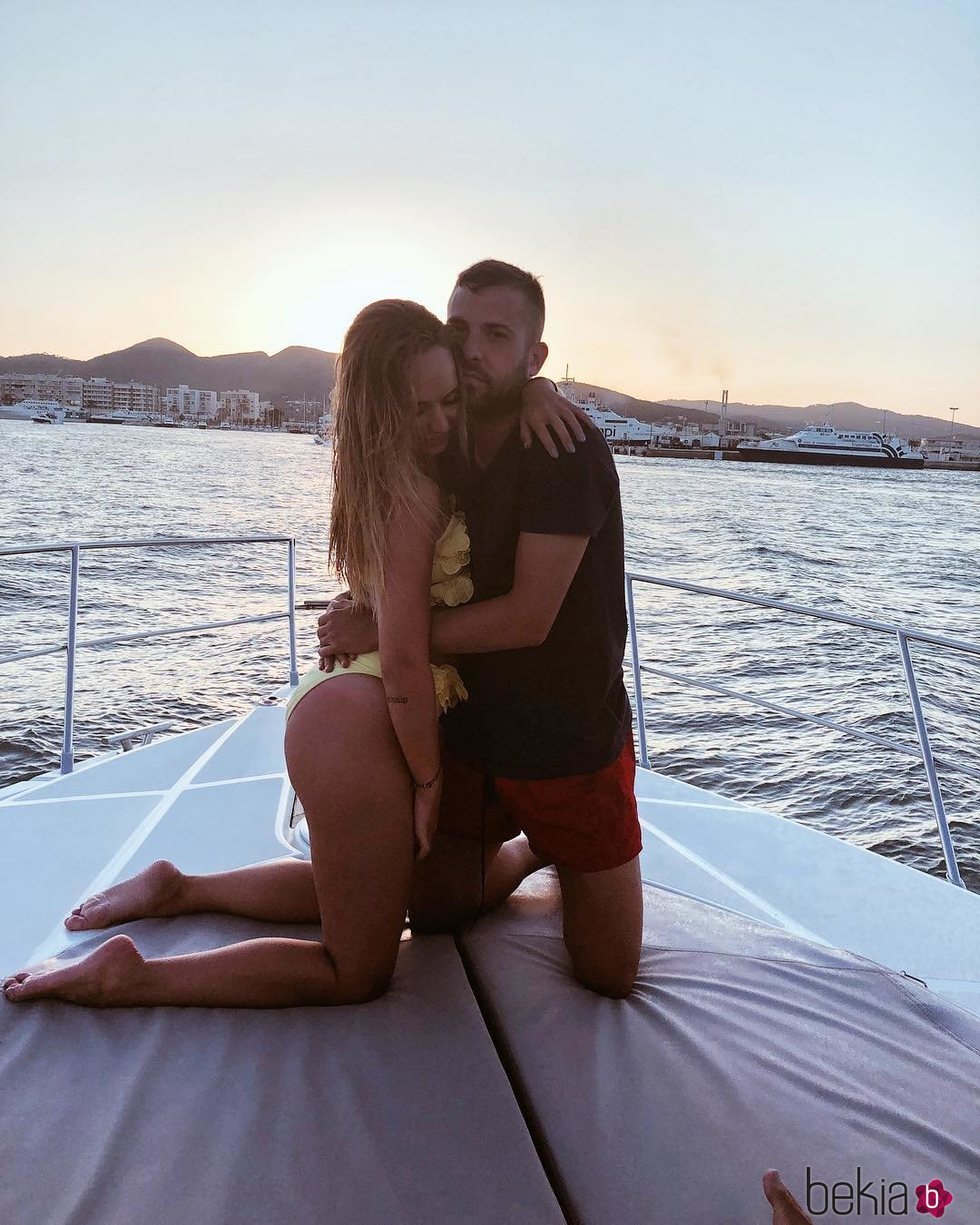 Jordi Alba y su novia, Romarey Ventura, en Formentera