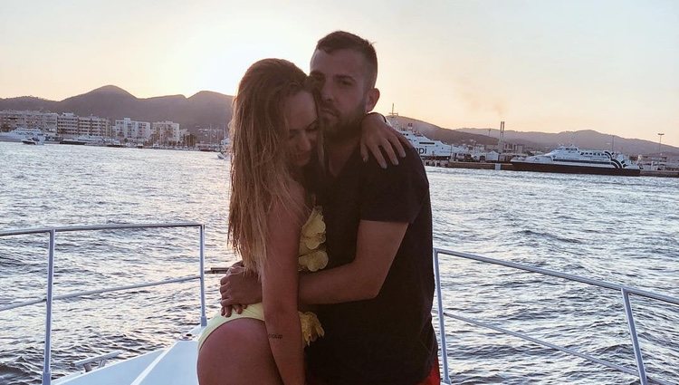 Jordi Alba y su novia, Romarey Ventura, en Formentera