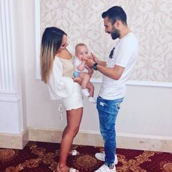 Romarey Ventura y Jordi Alba junto a su hijo Piero