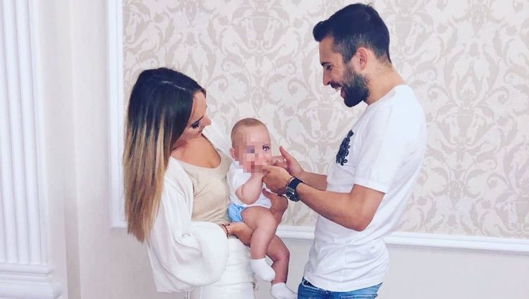 Romarey Ventura y Jordi Alba junto a su hijo Piero