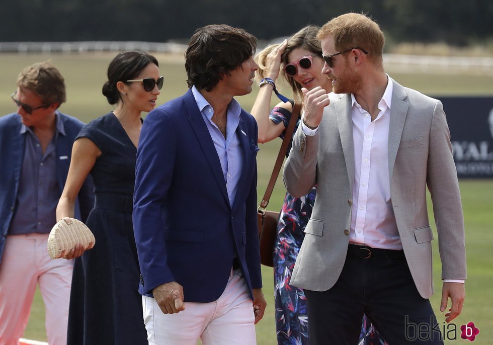 Los Duques de Sussex con el polista Nacho Figueras y su mujer en la Copa de Polo Sentebale