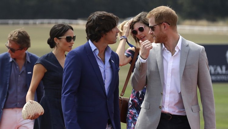 Los Duques de Sussex con el polista Nacho Figueras y su mujer en la Copa de Polo Sentebale