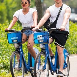 Nick Jonas y Priyanka Chopra dando un paseo en bicicleta por Nueva York